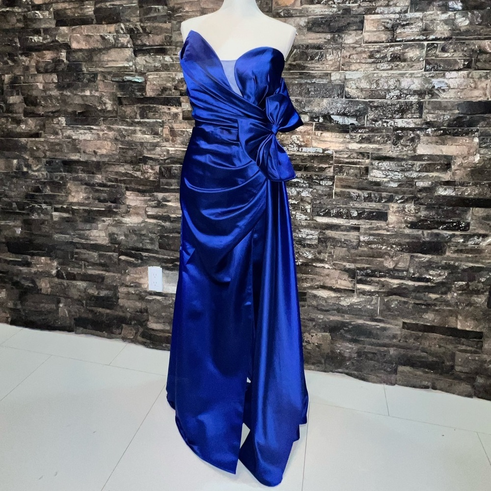 Elegant Blue Evening Gown